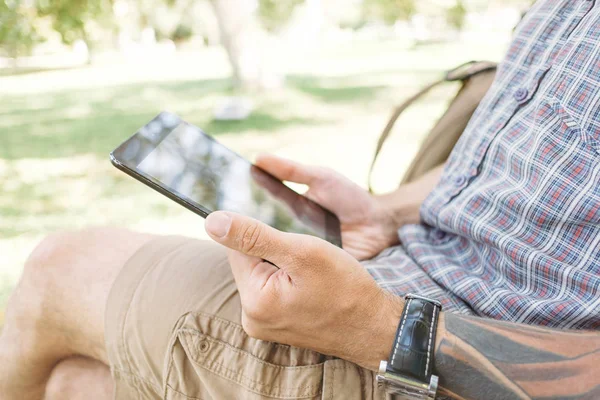 Man resting with tablet in the park. — Stock Photo, Image