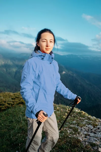 Mujer exploradora al aire libre mirando la cámara . — Foto de Stock