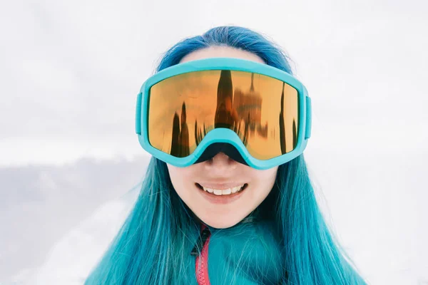 Sportswoman en lunettes de soleil protectrices en hiver . — Photo