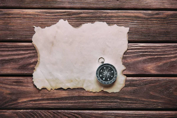 Kompass und altes Papier. — Stockfoto