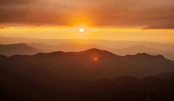 Dağlarda gün batımı. — Stok fotoğraf