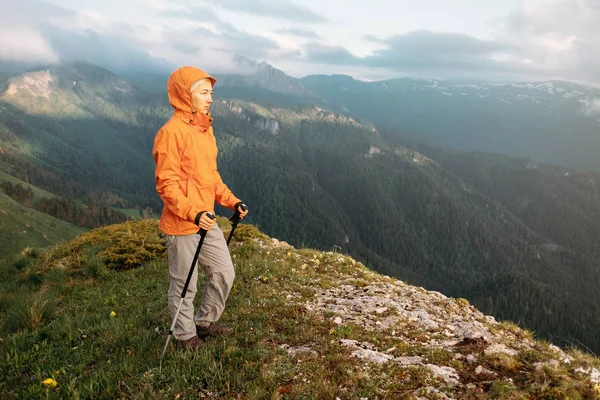 Explorador viajante mulher de pé na montanha . — Fotografia de Stock