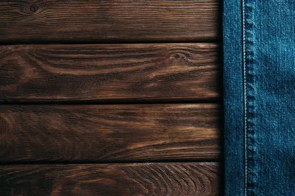 Jeans azul no fundo de madeira . — Fotografia de Stock