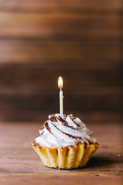 Крем кекс с одной свечой
. 