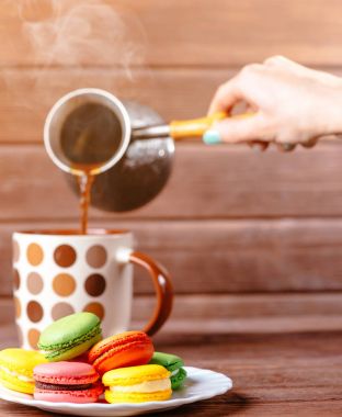 Cezve kahve Kupası macarons tatlı yakınındaki dökme.