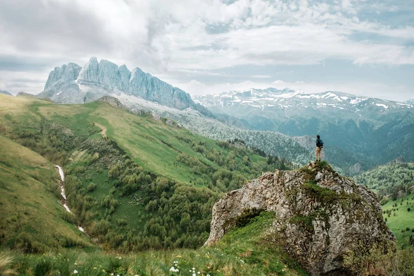 Viajero mirando a la montaña rocosa . — Foto de Stock