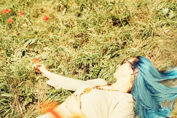 美丽的妇女躺在花草甸. — 图库照片