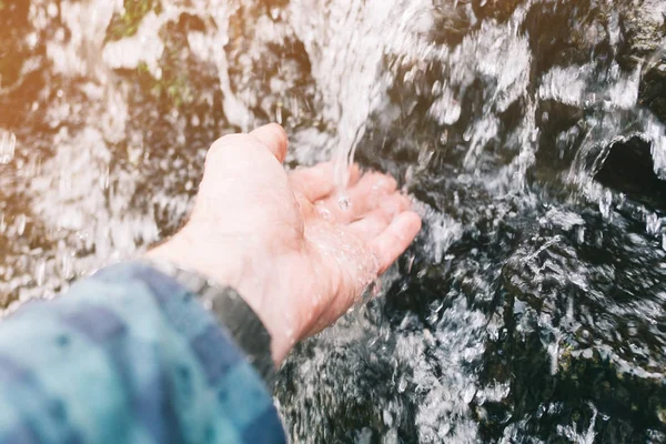 水しぶきで男性の手のクローズアップ. — ストック写真