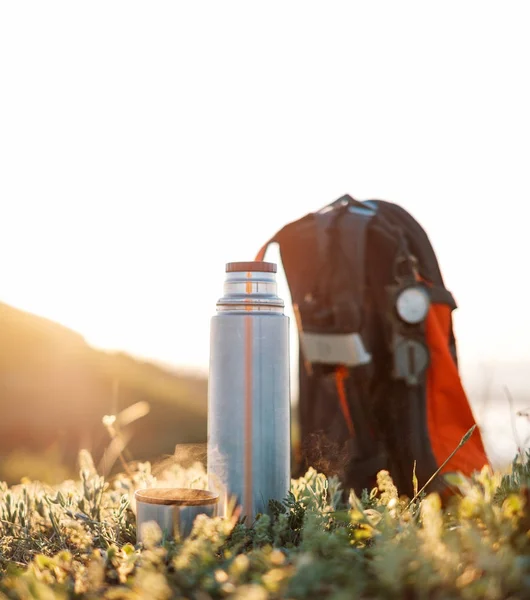 Thermos and cup of hot beverage outdoor. — Stock Photo, Image