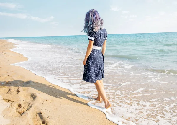 Mezítláb fiatal nő séta a parton. — Stock Fotó