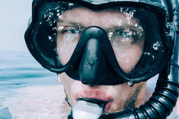 Retrato de hombre en máscara con snorkel . — Foto de Stock