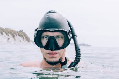 Genç adam freediver portresi.