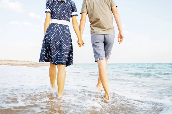 Молода пара гуляє на пляжі . — стокове фото