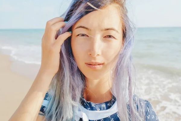 Portret van een meisje met violet haar buiten. — Stockfoto