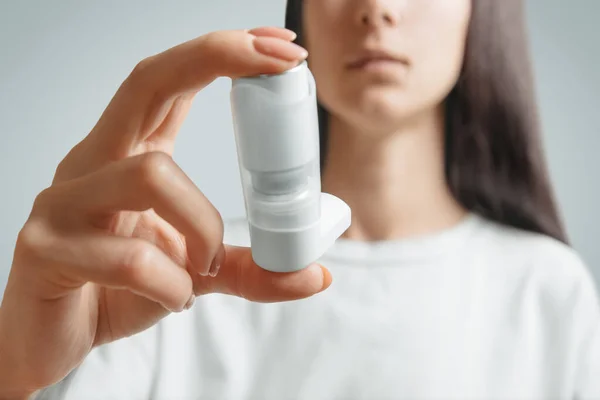 Woman holding inhaler against asthma attack. — Stock Photo, Image