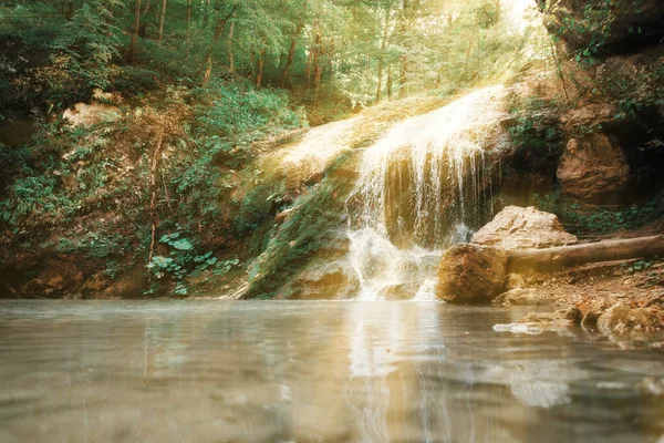Liten vattenfall i sommarskog på solig dag. — Stockfoto