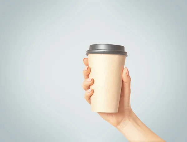 Female hand holding take away paper cup of coffee. — Stock Photo, Image