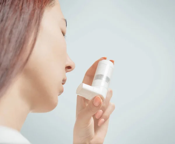 Woman with asthma inhaler to prevent an allergic attack. — Stock Photo, Image