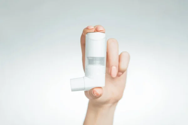 Frauenhand mit medizinischem Asthma-Inhalator. — Stockfoto