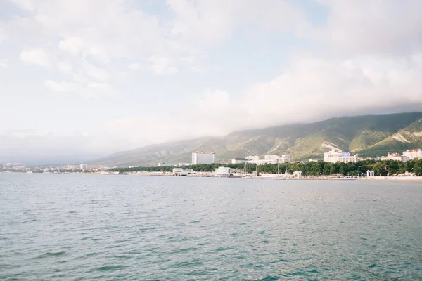 Курортный городок Геленджик на берегу Черного моря, Россия . — стоковое фото