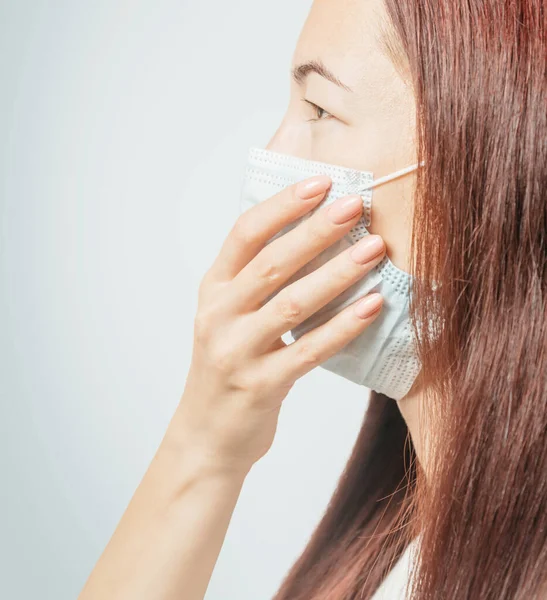 Mujer con máscara de protección médica contra el virus del aire . — Foto de Stock