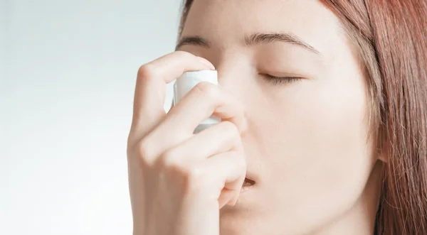 Potret wanita menggunakan inhaler asma medis . — Stok Foto
