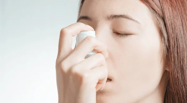 Portrait of woman using medical asthma inhaler. — Stock Photo, Image