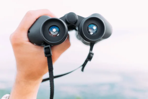 Männerhand mit Fernglas im Freien, pov. — Stockfoto