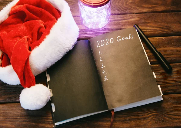 Handwriting 2020 goals on notepad with copy-space. — Stock Photo, Image