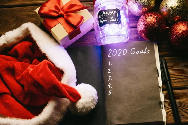 Ziele 2020 im Notizbuch mit Kopierraum nahe der Weihnachtsdekoration — Stockfoto