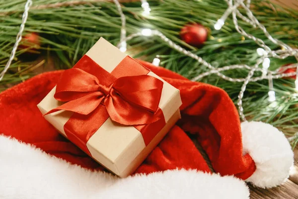 Close-up de caixa de presente de Natal com fita vermelha . — Fotografia de Stock