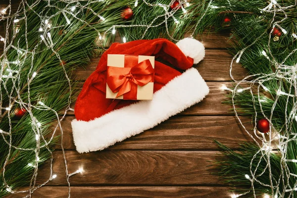 Caja de regalo de Navidad con cinta roja en el sombrero de Santa . —  Fotos de Stock