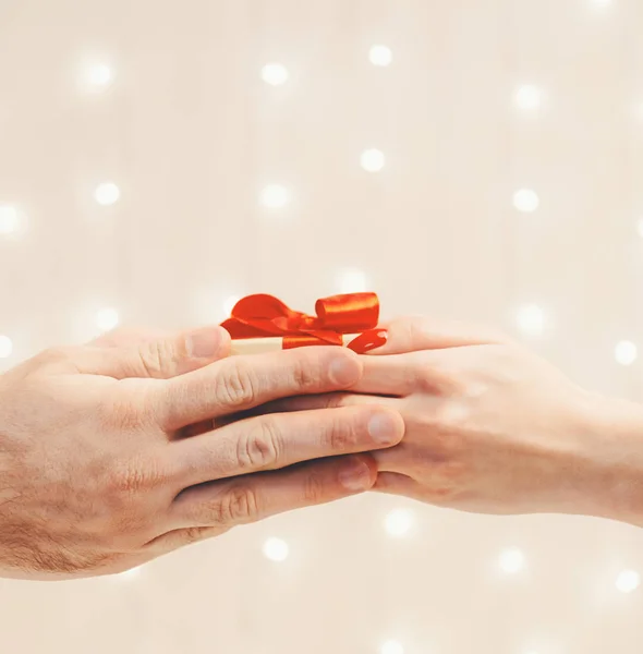 Woman hands giving a gift box to man. — Stock Photo, Image