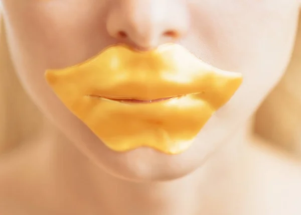 Unerkennbare Frau Mit Kollagenfeuchtigkeitsspendenden Goldenen Maskenpflaster Auf Den Lippen Nahaufnahme — Stockfoto