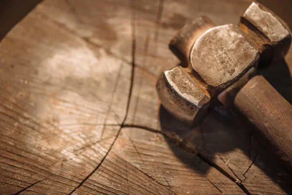Eisenhammer Auf Einem Holzstumpf Der Werkstatt Eines Schmieds Nahaufnahme — Stockfoto