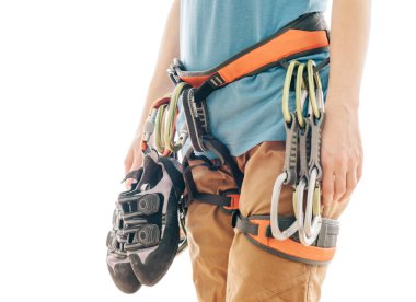 Güvenlik kemeri takmış, tırmanma ekipmanları ve ayakkabıları olan, beyaz arka planda izole edilmiş, fotokopi alanı olan, tanınmayan, spor bir kadın..