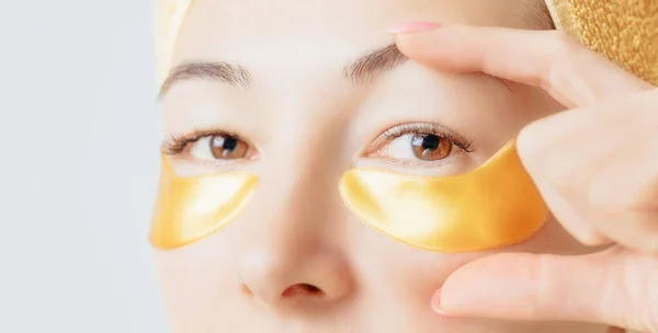 Wanita Muda Menerapkan Emas Bawah Penutup Mata Hidrogel Wajahnya Dan — Stok Foto