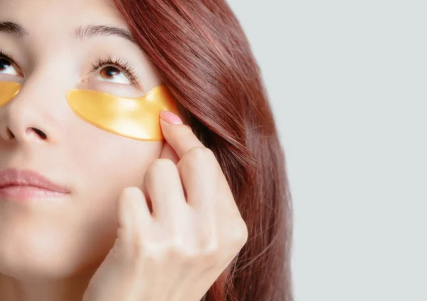 Beautiful Young Woman Applying Hydrogel Golden Patch Eye Healthy Fresh — Stock Photo, Image