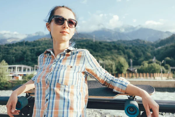 Krásná Dívka Kostkované Košili Sluneční Brýle Relaxační Longboard Letním Parku — Stock fotografie