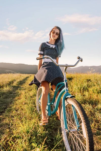 Красивая Молодая Женщина Платье Сидит Велосипеде Крейсер Сельской Тропе Летних — стоковое фото