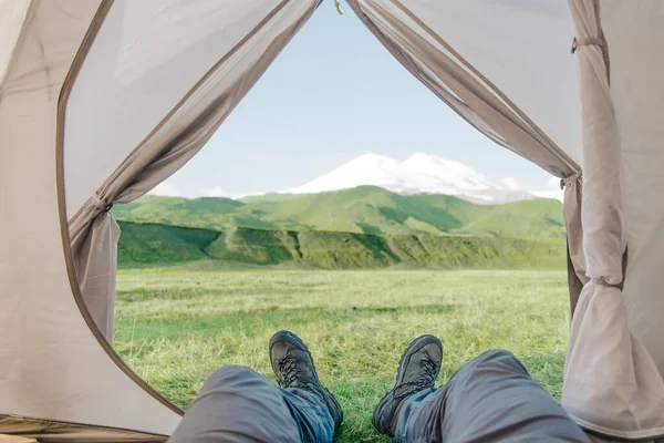 Wandelaar Jongeman Liggend Een Tent Genietend Van Uitzicht Berg Elbrus — Stockfoto