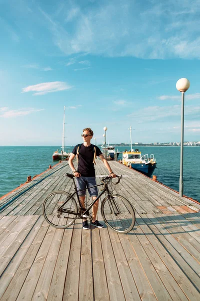 Handsome Young Man Standing Urban Bicycle Wooden Pier Sea Summer — Stock Photo, Image