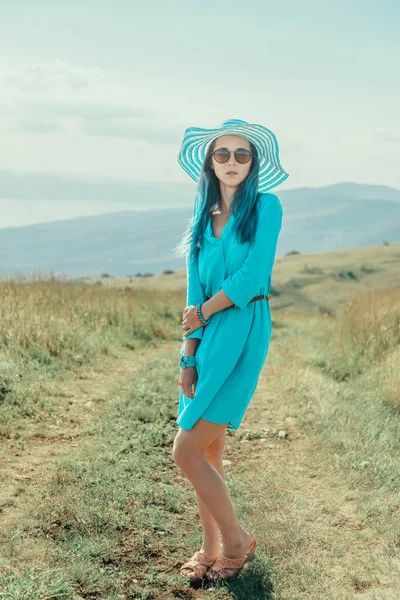 Ganzkörperporträt Der Schönen Jungen Frau Blauem Kleid Und Hut Über — Stockfoto