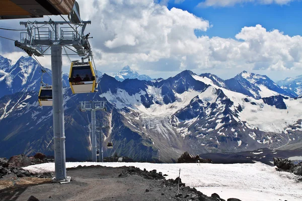 Teleférico en la estación de esquí. Pista en la estación de esquí Elbrus . — Foto de Stock