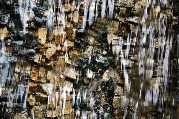 Senkrecht nach unten fallen Strahl transparentes sauberes Wasser auf einem sto — Stockfoto