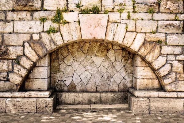 Arco na parede de pedra velha — Fotografia de Stock