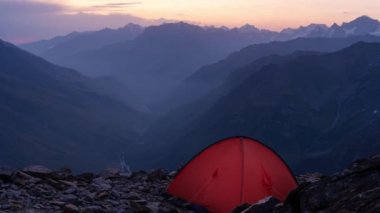 Çadırın içindeki ışık. İyi geceler, sis. Dağlarda gün doğumu. Kafkas Dağları 'nda Elbrus. 4 bin. Kimse..