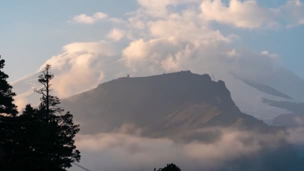 Dağların üzerinde süzülen bulutların zamanı. Kafkaslar, Rusya, Elbrus dağı. Gün batımı zamanı. Kimse.. — Stok video