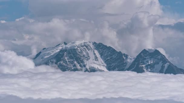 Montanha nevada mais alta em nuvens flutuantes. bela timelapse em 4k. Ninguém. . — Vídeo de Stock