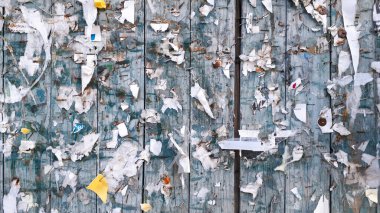 İlan panosundaki yırtık kağıt grunge desen ve arkaplan olarak, soyut aşınmış kalıp arkaplan